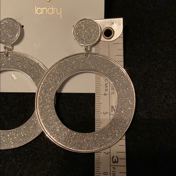 NWT SILVER SPARKLY EARRINGS - Picture 2 of 2